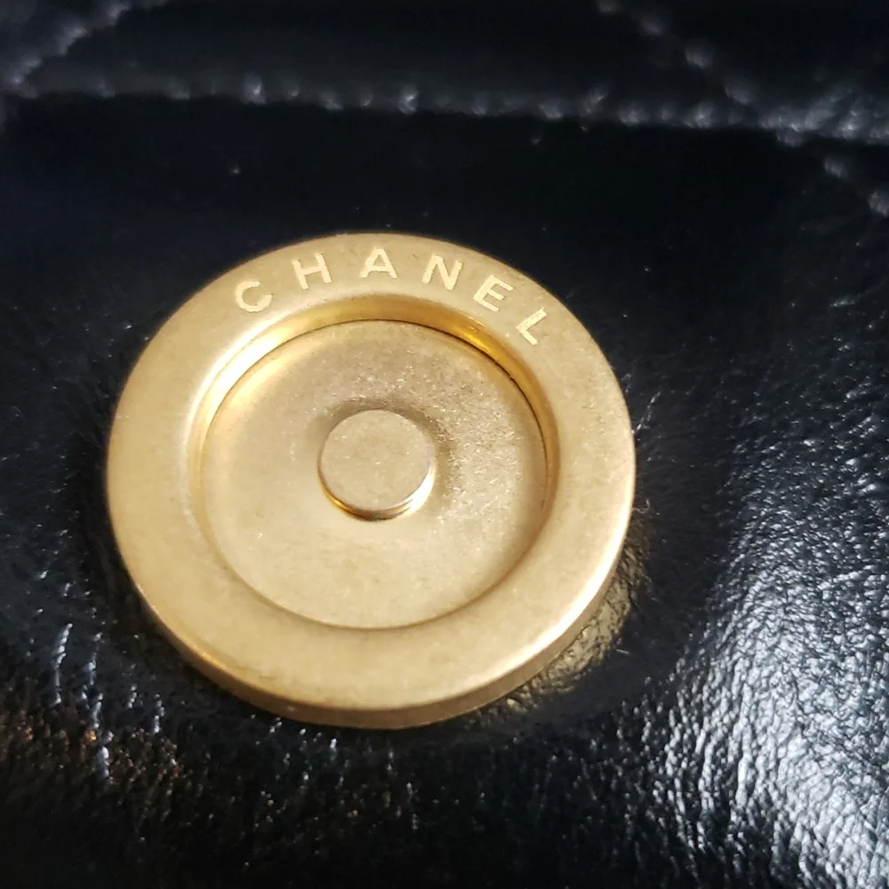 The Chanel 22 small handbag - Picture 3 of 12